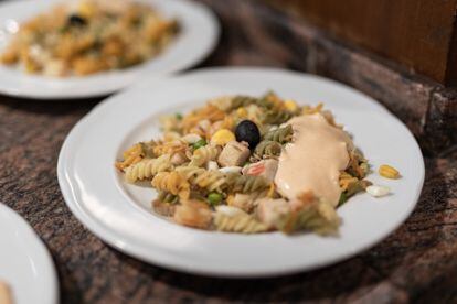 En la imagen, ensaladas de pasta a punto de salir de la cocina del bar restaurante Regino, el pasado 22 de noviembre.