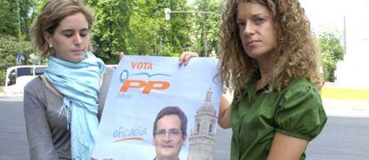 Nerea Alzola (derecha) exhibe un cartel electoral del PP vasco en 2007. 