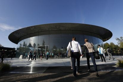 Los invitados acuden al Teatro Steve Jobs, para la presentación de los nuevos productos de Apple, en Cupertino (California, Estados Unidos). 
