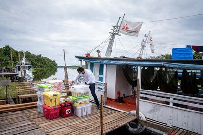 Un miembro del equipo de MSF traslada el material en barco a través del río Anapu.