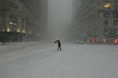 Un peatón trata de avanzar bajo el temporal en Nueva York.