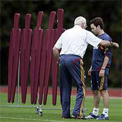 Luis Aragonés charla con Iniesta en un entrenamiento.