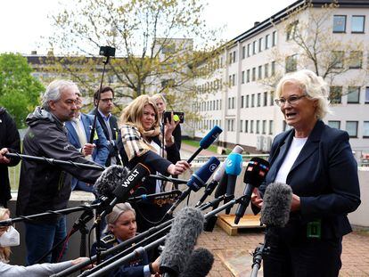 La ministra alemana de Defensa, Christine Lambrecht, responde preguntas de los periodistas durante la reunión de los ministros de Defensa de 40 países en Ramstein, Alemania.
