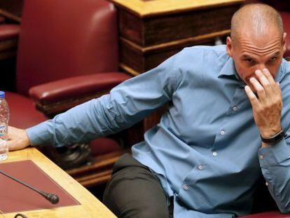 Yannis Varoufakis durante una sesi&oacute;n en el parlamento griego.