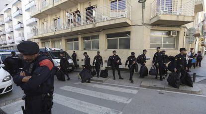  Un grupo de polic&iacute;as nacionales espera su transporte delante del hotel Mont-Palau de Pineda (Barcelona).