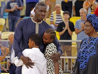 Sitapaha Savané, con sus hijos y su madre durante el acto de homenaje de la retirada de su camiseta.