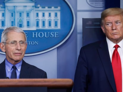 El presidente Donlad Trump y el epidemiólogo Anthony Fauci, en la Casa Blanca el 17 de abril.