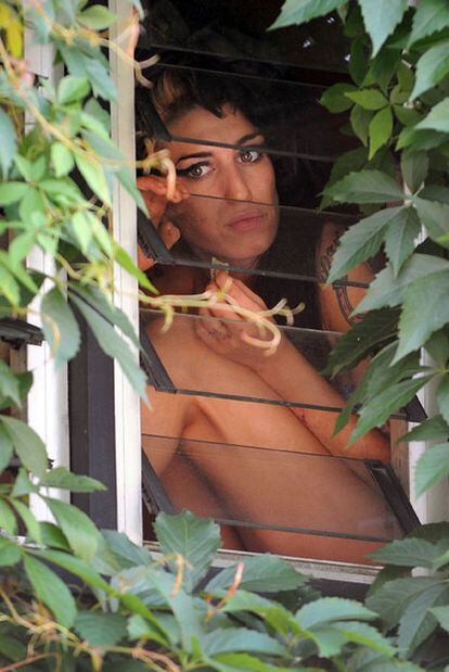 Amy Winehouse, apostada en la ventana del apartamento de Londres donde fue hallada muerta.