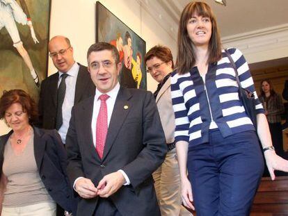 L&oacute;pez, ayer entre la consejera de Justicia, Idoia Mendia (derecha), y la presidenta de la UPF, Mar&iacute;a Moret&oacute;, en la inaguraci&oacute;n del congreso de esta entidad. Detr&aacute;s, el fiscal superior, Juan Calparsoro, y la vicedecana del Colegio de Abogados de Bizkaia, Gemma Escapa. 