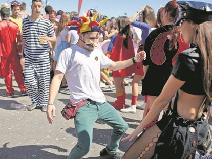 Ambiente en las calles durante un carnaval en Santa Cruz de Tenerife.