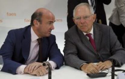 Luis de Guindos y su homólogo el ministro alemán de Finanzas, Wolfgang Schäuble