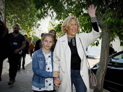 Manuela Carmena acudi&oacute; a votar el 24-M con su nieta.