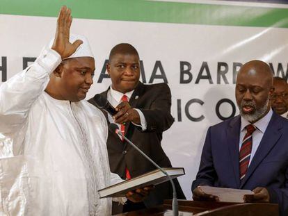 Adama Barrow es investido presidente de Gambia este jueves en la embajada en Senegal.