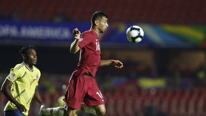 Khoukhi controla el balón ante la mirada de Zapata en el Colombia-Qatar.