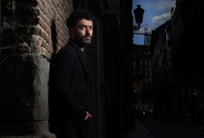 El director de cine Rodrigo Sorogoyen, en una calle del centro de Madrid el 26 de abril.