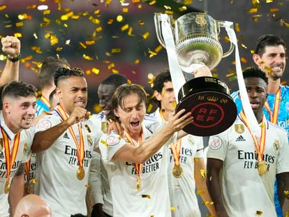 Luka Modric, con el trofeo de la Copa del Rey en La Cartuja.