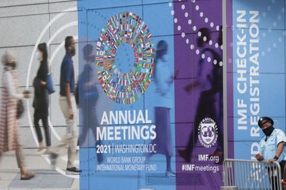 Un guarda coloca una valla ante el recinto donde se celebra la reunión del FMI y el Banco Mundial, este lunes en Washington.