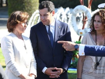 El presidente andaluz, Juan Manuel Moreno, entre la exvicepresidenta del Gobierno Carmen Calvo y la ministra de Hacienda, María Jesús Montero, en 2019.