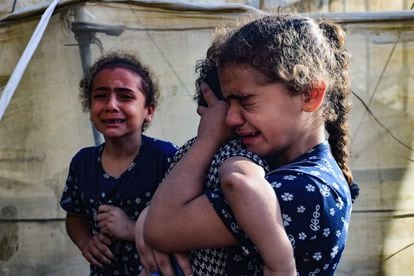 Niñas palestinas lloraban durante el funeral de la familia Faojo, víctima de un bombardeo israelí en Rafah, al sur de la Franja. 