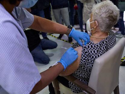 Una sanitaria vacuna a una mujer en la residencia de mayores Vista Alegre, de Madrid, el pasado 22 de septiembre.