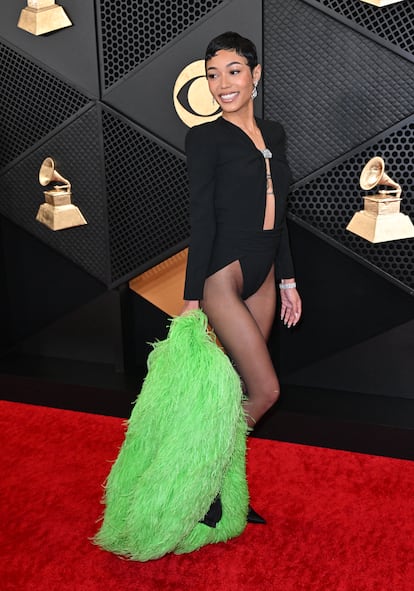 La cantante Coi Leray combinó un body de Saint Laurent con una boa de plumas verdes. 