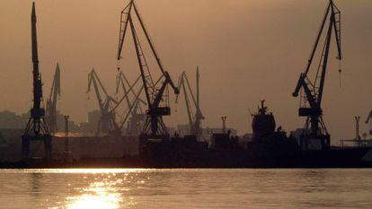 Grúas del astillero de Navantia en Ferrol