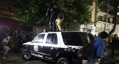 Els antisistema de Black Blocs van destrossar un vehicle policial.