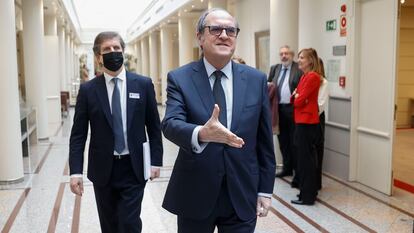 El Defensor del Pueblo, Ángel Gabilondo, recorre los pasillos del Senado el pasado mayo.