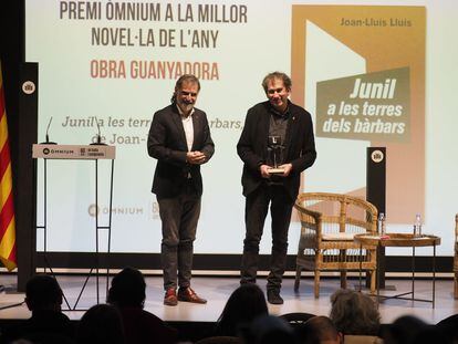 Joan-Lluís Lluís (derecha), junto a Jordi Cuixart, tras recibir el premio Òmnium a la mejor novela de 2021 por 'Junil a les terres delS bàrbars'.