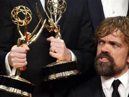 Peter Dinklage (Tyrion) posa junto al resto de actores de Juego de tronos en los Emmy.