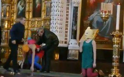 Una captura del v&iacute;deo de la irrupci&oacute;n del grupo punk Pussy Riot en una catedral de Mosc&uacute;.  