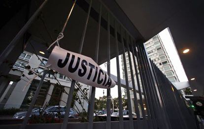 Un letrero frente al edificio donde viv&iacute;a el fiscal Nisman. 
