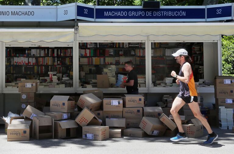 Preparativos para la edición de la Feria del Libro de Madrid 2019.