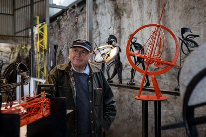 El escultor chileno y Premio Nacional de Artes en 2021, en su taller junto a algunas de sus obras.