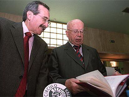 Gonzalo Rojas (a la derecha), con Virgilio Zapatero, rector de la Universidad de Alcalá de Henares.