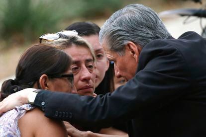 El arzobispo de San Antonio, Gustavo Garcia-Siller, consuela a familiares de las víctimas de la matanza.