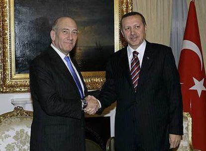 Olmert y, a la derecha, Erdogan, en Ankara el pasado 22 de diciembre.