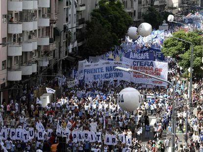 Los gremios docentes de Argentina marchan en Buenos Aires en reclamo de mejoras salariales.