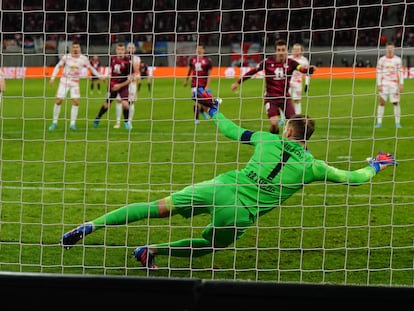 Oyarzabal transforma el penalti ante Gulacsi en la acción del 1-2 para la Real.