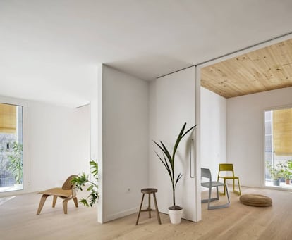 Interior de una de las viviendas proyectadas por Marta Peris y José Toral en Cornellà (Barcelona).