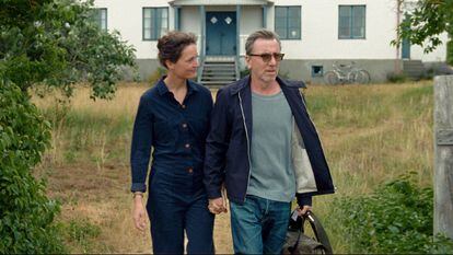 Vicky Krieps y Tim Roth, en 'La isla de Bergman'.