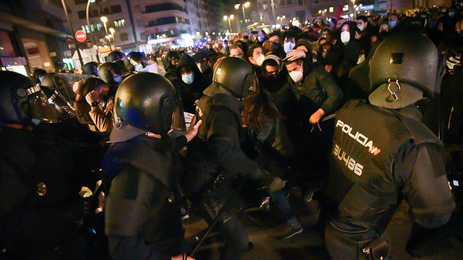 Manifestantes se enfrentan a agentes de Policía Nacional, en la plaza San Agustí de Valencia.