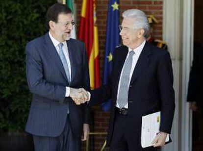 El presidente del Gobierno, Mariano Rajoy (i), recibe a su homólogo italiano, Mario Monti. EFE/Archivo