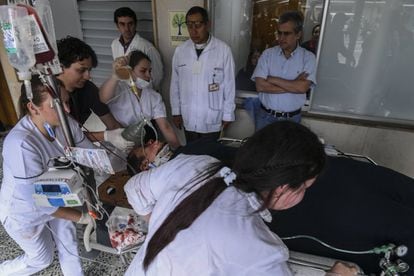 Helio Neto, jugador de Chapecoense de Brasil, es ayudado por paramédicos en la clínica San Juan de Dios en La Ceja, departamento de Antioquia (Colombia).