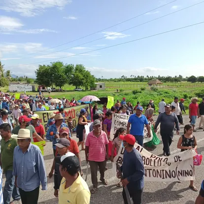 Pobladores de Puente Madera, en la carretera del istmo, en una marcha.