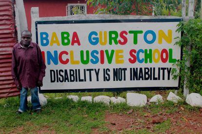 Baba Gurston, quien impulsa la escuela inclusiva de Kabondo, en la entrada del recinto.