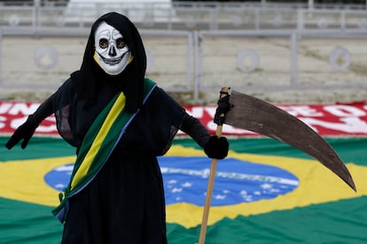 Un manifestante protesta este domingo en Brasilia contra Bolsonaro por cómo ha gestionado la pandemia.  