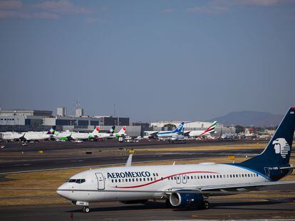 Un avión de Aeroméxico en el Aeropuerto Internacional de Ciudad de México, en una imagen de archivo.