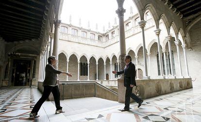 Artur Mas recibe a la alcaldesa de Barcelona, Ada Colau, en el palacio de la Generalitat, en julio de 2015.