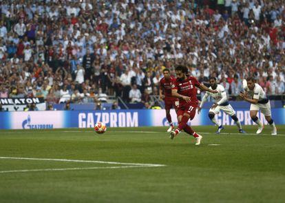 El jugador del Liverpool Salah marca en el primer minuto del encuentro de penalti.